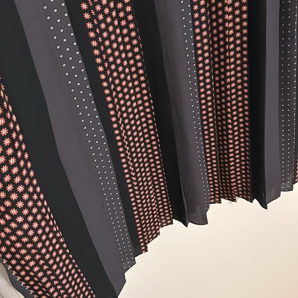 Ann Taylor Floral Stripe Mixed Print A-Line Pleated Dress. Size 14 - Picture 5 of 7